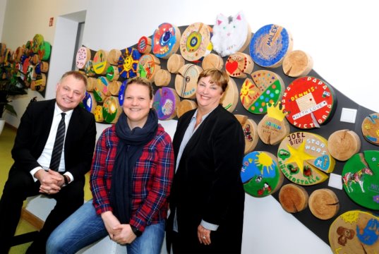 Beeindruckt vom Besuch im Bergischen Kinder- und Jugendhospiz Burgholz waren Volksbank-Vorstand Andreas Otto und seine Kollegin Britta Gawens (r.) aus der Marketingabteilung. Kerstin Wülfing, die Geschäftsführerin der Kinderhospiz-Stiftung Bergisches Land, führte sie durchs Haus. (Foto: © Volksbank / Bettina Osswald)