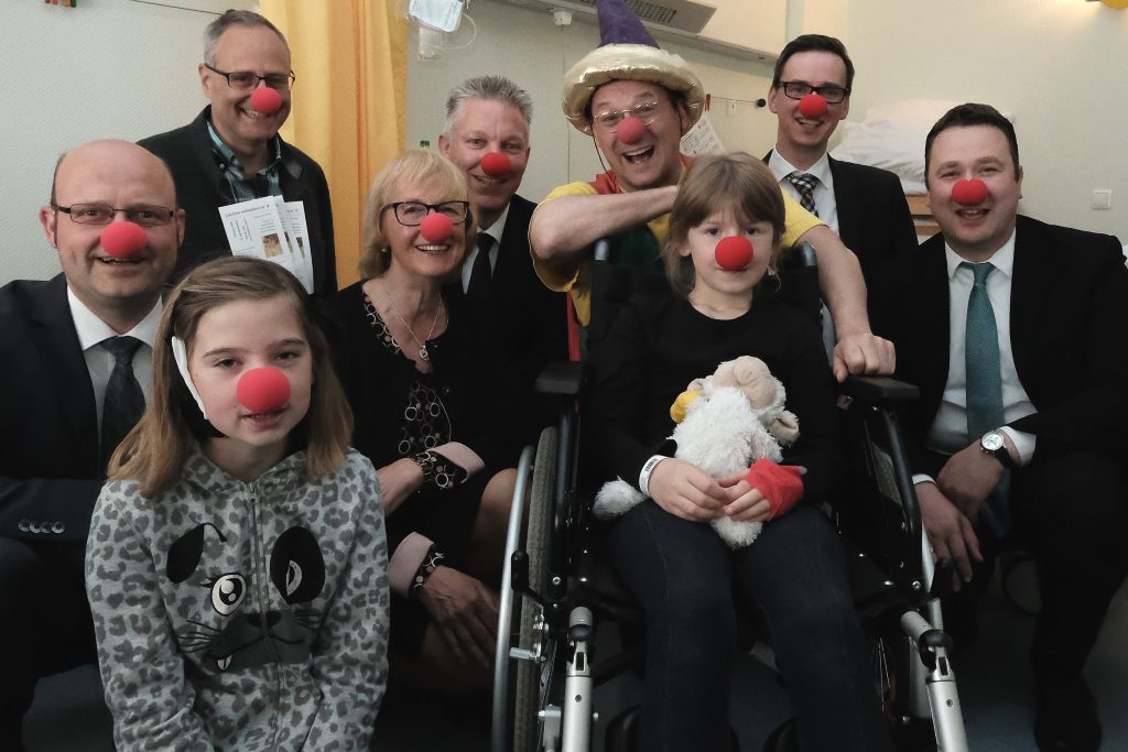 Dank einer Volksbank-Spende ist es dem Verein "Lachen schenken" möglich, den Einsatz des Clowns "Ötti" an der Kinderklinik in Solingen zu finanzieren. (Foto: © Volksbank/Jürgen Moll)