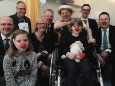 Dank einer Volksbank-Spende ist es dem Verein "Lachen schenken" möglich, den Einsatz des Clowns "Ötti" an der Kinderklinik in Solingen zu finanzieren. (Foto: © Volksbank/Jürgen Moll)