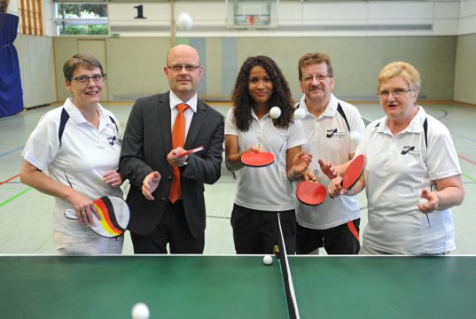 Über den Besuch von Volksbank-Filialleiter Eric Brühne (2.v.l.) freuten sich RBS-Vorstandsmitglied Regine Wirth sowie die Übungsleiter Yoneiry Torres De Jesus, Marian Kocyba und Pauline Hein (v.l.). (Foto: © Martin Kempner/Volksbank)