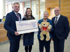 Über die großzügige Unterstützung für „Tischlein deck dich“ freuen sich die Vorsitzenden Ulla Feldhaus (2.v.l.) und Hanne Reinefeld. Volksbank-Vorstandsvorsitzender Andreas Otto und Eric Brühne, Filialleiter in Solingen-Mitte, übergaben den symbolischen Scheck. (Foto: © Volksbank/Jürgen Moll)