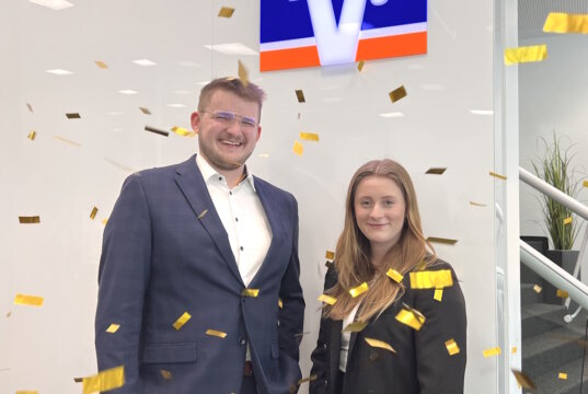 Zum Start regnet es Konfetti, am Ende der Volksbank-Aktion gibt es mit etwas Glück eine Spende von 500 Euro fürs Vereins-Sommerfest. Florian Martens und Linda Bingel aus der Filiale Alleestraße in Remscheid drücken allen Vereinen der Region die Daumen. (Foto: © Volksbank)