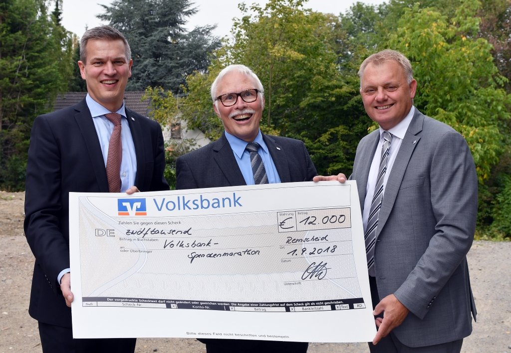12.000 Euro spendet die Volksbank – vertreten durch den Vorstand Hardy Burdach, Lutz Uwe Magney und Andreas Otto (v.l.) - beim Spendenmarathon an Verein in ihrem Geschäftsgebiet. (Foto: © Volksbank/Jürgen Moll)