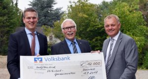12.000 Euro spendet die Volksbank – vertreten durch den Vorstand Hardy Burdach, Lutz Uwe Magney und Andreas Otto (v.l.) - beim Spendenmarathon an Verein in ihrem Geschäftsgebiet. (Foto: © Volksbank/Jürgen Moll)