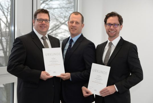 Torsten Müller (M.), Leiter des Private Bankings bei der Volksbank Remscheid-Solingen eG, gratuliert seinen Kollegen Gerd Getschmann (l.) und Torsten Breuckmann. Sie sind jetzt zertifizierte Stiftungsberater. (Foto: © Volksbank/Nico Hertgen)