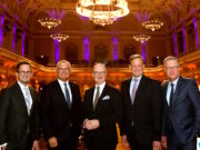 Top-Ökonom Prof. Dr. Lars Feld bei Volksbank-Symposium Der Top-Ökonom Prof. Dr. Lars Feld (M.) war der Redner beim Volksbank-Symposium. Die Vorstände, Christian Fried, Andreas Otto und Henning Wichart sowie Aufsichtsratsvorsitzender Thomas Schäfer (v. l.) begrüßten ihn in der Historischen Stadthalle. (Foto: © Volksbank / Bettina Osswald)