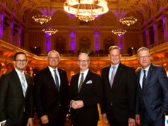 Top-Ökonom Prof. Dr. Lars Feld bei Volksbank-Symposium Der Top-Ökonom Prof. Dr. Lars Feld (M.) war der Redner beim Volksbank-Symposium. Die Vorstände, Christian Fried, Andreas Otto und Henning Wichart sowie Aufsichtsratsvorsitzender Thomas Schäfer (v. l.) begrüßten ihn in der Historischen Stadthalle. (Foto: © Volksbank / Bettina Osswald)