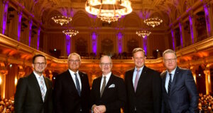 Top-Ökonom Prof. Dr. Lars Feld bei Volksbank-Symposium Der Top-Ökonom Prof. Dr. Lars Feld (M.) war der Redner beim Volksbank-Symposium. Die Vorstände, Christian Fried, Andreas Otto und Henning Wichart sowie Aufsichtsratsvorsitzender Thomas Schäfer (v. l.) begrüßten ihn in der Historischen Stadthalle. (Foto: © Volksbank / Bettina Osswald)