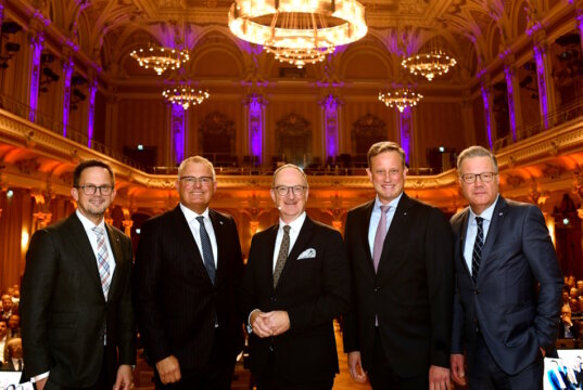 Der Top-Ökonom Prof. Dr. Lars Feld (M.) war der Redner beim Volksbank-Symposium. Die Vorstände, Christian Fried, Andreas Otto und Henning Wichart sowie Aufsichtsratsvorsitzender Thomas Schäfer (v. l.) begrüßten ihn in der Historischen Stadthalle. (Foto: © Volksbank / Bettina Osswald)