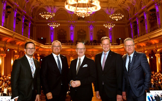 volksbank-symposium-bergischen-land Der Top-Ökonom Prof. Dr. Lars Feld (M.) war der Redner beim Volksbank-Symposium. Die Vorstände, Christian Fried, Andreas Otto und Henning Wichart sowie Aufsichtsratsvorsitzender Thomas Schäfer (v. l.) begrüßten ihn in der Historischen Stadthalle. (Foto: © Volksbank / Bettina Osswald)