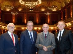 Norbert Lammert (2.v.re.) war der Redner beim diesjährigen Volksbank-Symposium. Die Vorstände Andreas Otto (r.) und Lutz Uwe Magney (l.) sowie Aufsichtsratsvorsitzender Thomas Schäfer (2.v.l.) begrüßten ihn in der Historischen Stadthalle. (Foto: © Volksbank/Bettina Osswald)