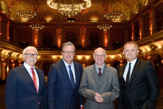 Norbert Lammert (2.v.re.) war der Redner beim diesjährigen Volksbank-Symposium. Die Vorstände Andreas Otto (r.) und Lutz Uwe Magney (l.) sowie Aufsichtsratsvorsitzender Thomas Schäfer (2.v.l.) begrüßten ihn in der Historischen Stadthalle. (Foto: © Volksbank/Bettina Osswald)