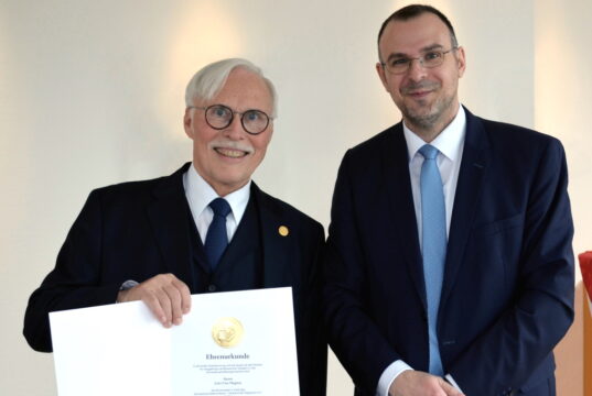 Karl-Heinz Tinter (re.) vom Genossenschaftsverband ehrte Volksbank-Vorstand Lutz Uwe Magney mit der Ehrennadel in Gold. (Foto: © Volksbank)