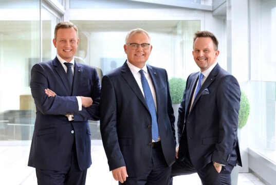 Ein Trio leitet nun die Volksbank im Bergischen Land (v.l.): Henning Wichart bildet seit Juli gemeinsam mit Vorstandsvorsitzendem Andreas Otto und Christian Fried den Vorstand der Genossenschaftsbank. (Foto: © Volksbank/Bettina Osswald)