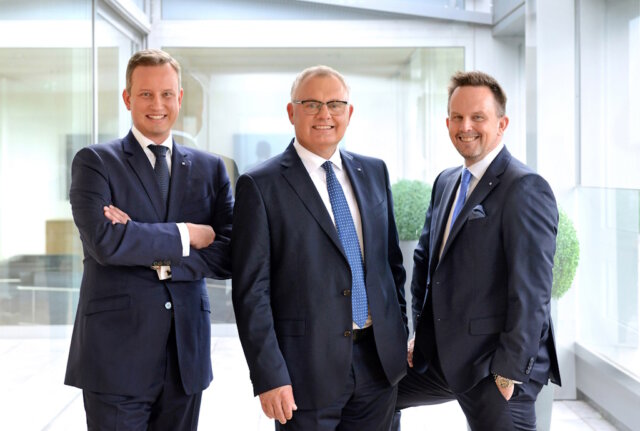 Ein Trio leitet nun die Volksbank im Bergischen Land (v.l.): Henning Wichart bildet seit Juli gemeinsam mit Vorstandsvorsitzendem Andreas Otto und Christian Fried den Vorstand der Genossenschaftsbank. (Foto: © Volksbank/Bettina Osswald)