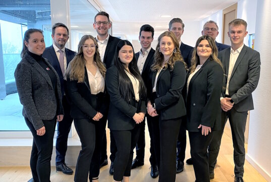 Fröhliche Gesichter zum erfolgreichen Ausbildungsende (v. l.): Ramona Fresen (Ausbildungsverantwortliche), Vorstand Christian Fried, Luisa Corral, Paul Nüse, Alejna Saiti, Justin Sarrazin, Linda Bingel, Philipp Kolitschus, Amra Zulji, Vorstand Andreas Otto und Ramón Vallejo-Merchan. (Foto: © Volksbank)