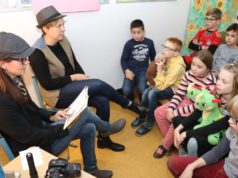 Mit großer Begeisterung ließen sich die Kinder der Grundschule Yorckstraße am Freitag im Zuge des bundesweiten Vorlesetages aus spannenden Kinderbüchern vorlesen. (Foto: © Bastian Glumm)