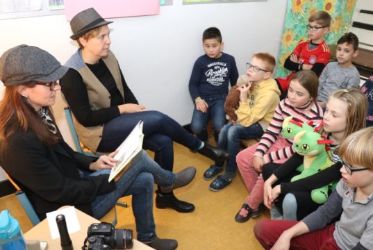 Mit großer Begeisterung ließen sich die Kinder der Grundschule Yorckstraße am Freitag im Zuge des bundesweiten Vorlesetages aus spannenden Kinderbüchern vorlesen. (Foto: © Bastian Glumm)