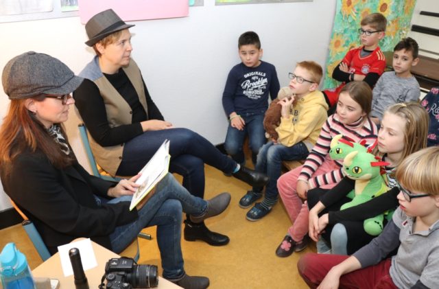 Mit großer Begeisterung ließen sich die Kinder der Grundschule Yorckstraße am Freitag im Zuge des bundesweiten Vorlesetages aus spannenden Kinderbüchern vorlesen. (Foto: © Bastian Glumm)