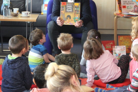 Am 17. November ist wieder bundesweiter Vorlesetag. Auch in Solingen lesen Große für Kleine sowie Kleine für Große vor. (Archivfoto: © Bastian Glumm)