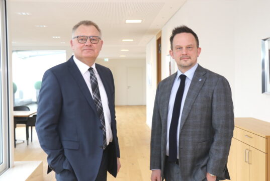 Andreas Otto (li.) und Christian Fried bilden das Vorstands-Team der Volksbank im Bergischen Land. (Foto: © Bastian Glumm)