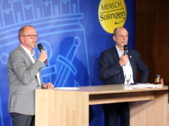 Lutz Peters (li.), Pressesprecher der Stadt Solingen, mit Stadtdirektor Hartmut Hoferichter, der als Wahlleiter fungierte. (Foto: © Bastian Glumm)