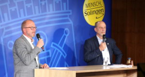 Lutz Peters (li.), Pressesprecher der Stadt Solingen, mit Stadtdirektor Hartmut Hoferichter, der als Wahlleiter fungierte. (Foto: © Bastian Glumm)