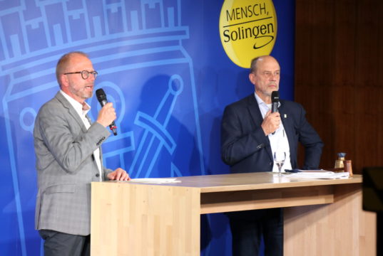 Lutz Peters (li.), Pressesprecher der Stadt Solingen, mit Stadtdirektor Hartmut Hoferichter, der als Wahlleiter fungierte. (Foto: © Bastian Glumm)