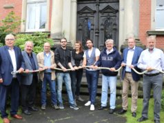 Die "Waldarbeiter" ziehen an einem Strang für ihren Stadtteil Wald: v.li. Peter Wirtz (Friedrich-Albert-Lange-Schule), Dr. Hans-Joachim Müller-Stöver (Denkmalstiftung Walder Kirche), Rainer Francke (Walder Werbering), Frederick Meissner und Bianca Sevenig (beide bdruckt Kreativwerkstatt), Makler Florian Müller, Guido Rohn (Förderverein Jahnkampfbahn), Unternehmer Horst Gabriel und Wolfgang Klauke vom Bürgerverein Wald. Auf dem Foto fehlen Pfarrer Bernd Reinshagen, Hartmut Lemmer und Alexander Linder. (Foto: © Bastian Glumm)
