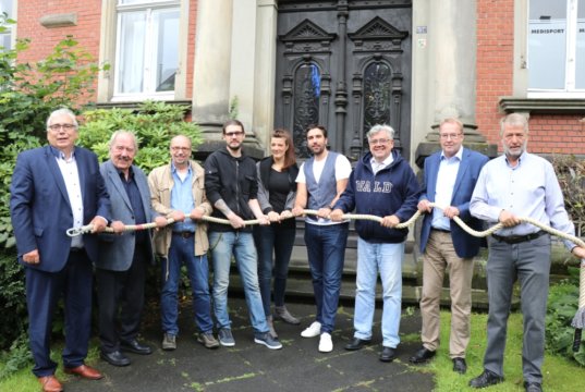 Die "Waldarbeiter" ziehen an einem Strang für ihren Stadtteil Wald: v.li. Peter Wirtz (Friedrich-Albert-Lange-Schule), Dr. Hans-Joachim Müller-Stöver (Denkmalstiftung Walder Kirche), Rainer Francke (Walder Werbering), Frederick Meissner und Bianca Sevenig (beide bdruckt Kreativwerkstatt), Makler Florian Müller, Guido Rohn (Förderverein Jahnkampfbahn), Unternehmer Horst Gabriel und Wolfgang Klauke vom Bürgerverein Wald. Auf dem Foto fehlen Pfarrer Bernd Reinshagen, Hartmut Lemmer und Alexander Linder. (Foto: © Bastian Glumm)