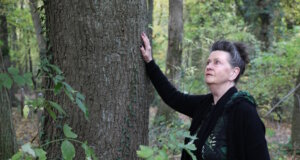 Martina Hörle beim Waldbaden in Solingen: Mit Achtsamkeit und Ruhe spürt sie die Energie und Lebendigkeit des Waldes. (Foto: © Bastian Glumm)