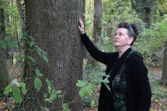Martina Hörle beim Waldbaden in Solingen: Mit Achtsamkeit und Ruhe spürt sie die Energie und Lebendigkeit des Waldes. (Foto: © Bastian Glumm)