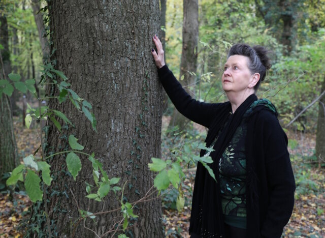 waldbade-martina-hoerle (2) Martina Hörle beim Waldbaden in Solingen: Mit Achtsamkeit und Ruhe spürt sie die Energie und Lebendigkeit des Waldes. (Foto: © Bastian Glumm)