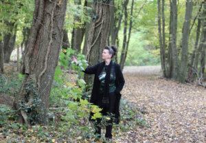 In der Stille des Waldes findet Martina Hörle Kraft und Inspiration, hier begleitet sie Gruppen beim Waldbaden. (Foto: © Bastian Glumm)