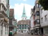 Der "Schlauch", die kleine Fußgängerzone in Solingen-Wald, mit Blick auf die Walder Kirche. (Foto: © Bastian Glumm)