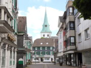 Der "Schlauch", die kleine Fußgängerzone in Solingen-Wald, mit Blick auf die Walder Kirche. (Foto: © Bastian Glumm)