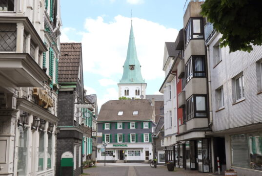 Der "Schlauch", die kleine Fußgängerzone in Solingen-Wald, mit Blick auf die Walder Kirche. (Foto: © Bastian Glumm)