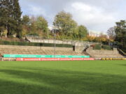 Stehplätze auf der Gegengerade des Walder Stadions bekommen demnächst eine Überdachung. (Foto: © Bastian Glumm)
