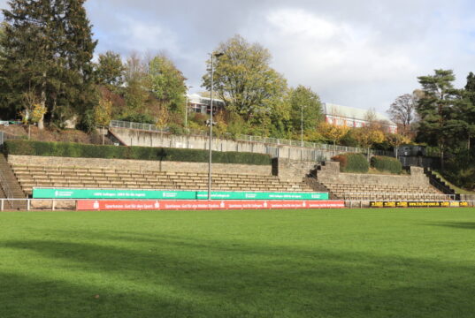 Stehplätze auf der Gegengerade des Walder Stadions bekommen demnächst eine Überdachung. (Foto: © Bastian Glumm)