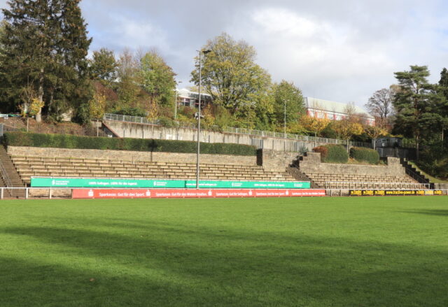 Stehplätze auf der Gegengerade des Walder Stadions bekommen demnächst eine Überdachung. (Foto: © Bastian Glumm)