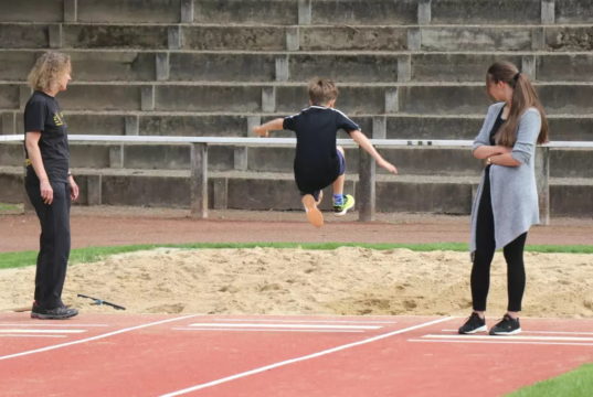 Aufgrund der Änderungen in der Corona-Schutzverordnung gelten ab dem heutigen Samstag gelockerte Bestimmungen auf den Freisport-Anlagen in Solingen. (Archivfoto: © Bastian Glumm)