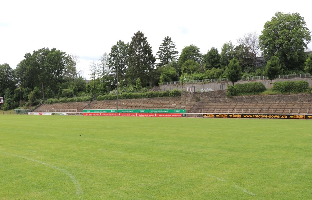 Am Samstag findet in der Walder Jahnkampfbahn ein Festival anlässlich des 25-jährigen bestehens der Cobra statt. Das Stadion ist wegen der Vorbereitungen ab sofort gesperrt. (Foto: © Bastian Glumm)