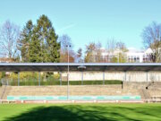 Jahnkampfbahn in Wald: Bauarbeiten für neue Tribüne beginnen Wie auf dieser Fotomontage könnte die überdachte Gegengerade aussehen. (Foto: © Förderkreis Jahnkampfbahn Wald)