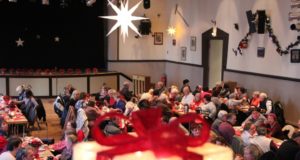Die Evangelische Kirchengemeinde Wald und der CVJM in Solingen laden am Heiligen Abend zum Mitfeiern ein – für alle, die Weihnachten nicht alleine feiern möchten. (Archivfoto: © Bastian Glumm)