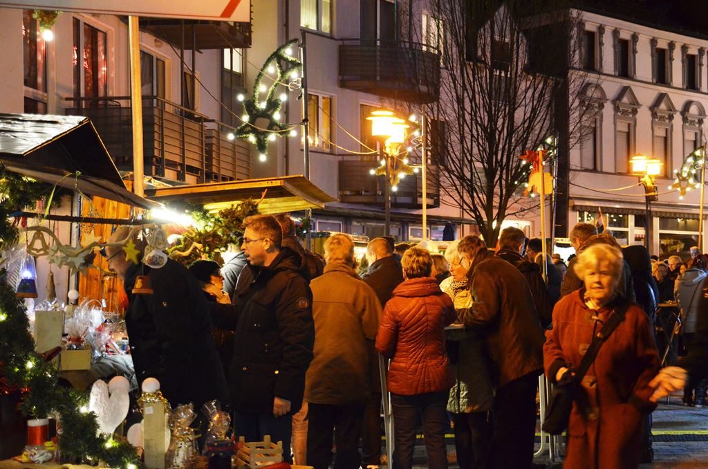 Der Walder Bürgerverein lädt von Freitag bis Sonntag wieder zum Weihnachtsdorf auf den Kirchplatz und in den "Schlauch" ein. (Archivfoto: © Martina Hörle)