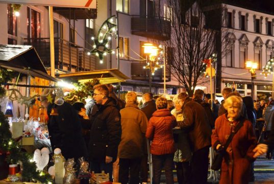 Der Walder Bürgerverein lädt von Freitag bis Sonntag wieder zum Weihnachtsdorf auf den Kirchplatz und in den "Schlauch" ein. (Archivfoto: © Martina Hörle)