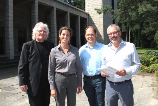 Sind stolz darauf, die frisch sanierte Trauerhalle des Ohligser Waldfriedhofs präsentieren zu können: v.li. Galerist Manfred van Remmen, Architektin Nicole Dockendorf, Andreas Brühne, Sachgebietsleiter der städtischen Friedhofsverwaltung und TBS-Teilbetriebsleiter Norbert Motzfeld. (Foto: © B. Glumm)