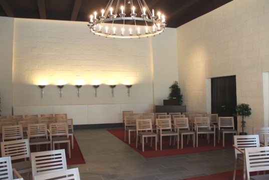 Die Trauerhalle in der Kapelle des Ohligser Waldfriedhofs wurde komplett neu möbliert, energetisch saniert und auch atmosphärisch gehörig aufpoliert. Zudem gibt es dort nun einige Wandbilder zu sehen. (Archivfoto: © Bastian Glumm)