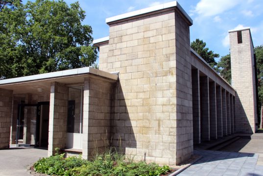 Die renovierte und neugestaltete Trauerhalle des Waldfriedhofs in Ohligs am Hermann-Löns-Weg. (Archivfoto: © Bastian Glumm)