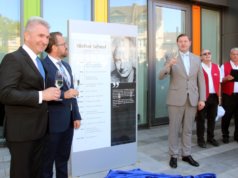 Stießen am Sonntag auf Walter Scheel an, der 99 Jahre alt geworden wäre: v.li Landesminister Prof. Dr. Andreas Pinkwart (FDP), FDP-Kreisvorsitzender Dr. Robert Weindl und Oberbürgermeister Tim Kurzbach (SPD). (Foto: © Bastian Glumm)